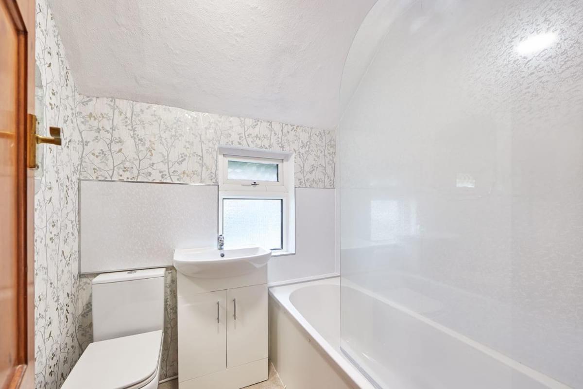 Blue Sky 3 Bedroom Cottage Γουίτμπι Εξωτερικό φωτογραφία